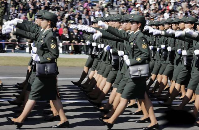日本女兵包里装了啥,日本女兵阅兵装着什么
