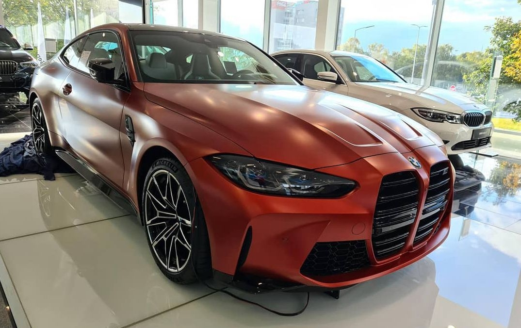 最新款宝马m4在大街上跑,激光大灯宝马四系