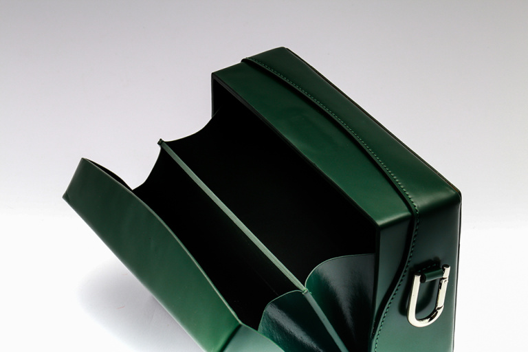 不要再背烂大街的双肩包了,别再背烂大街的轻奢包