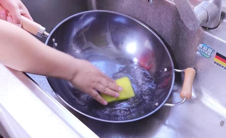 铁锅开锅后还是生锈怎么处理,铁锅开锅后使用还生锈怎么办