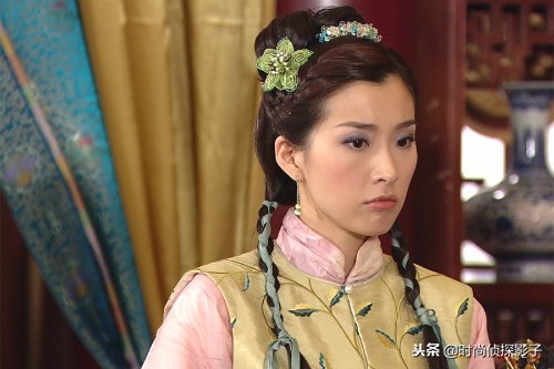 用丝带编麻花的古装女子，石榴与世无争、紫儿符合董永经济情况