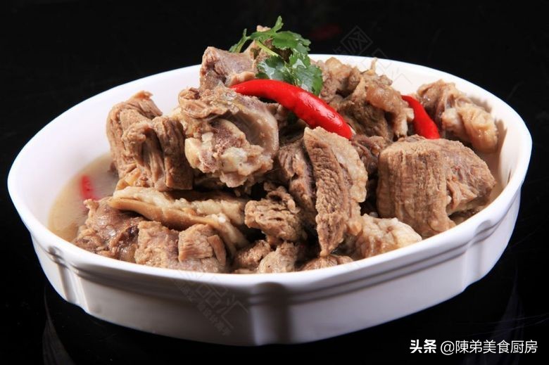 炖羊肉不放什么料好吃,怎样炖羊肉好吃不腥不膻