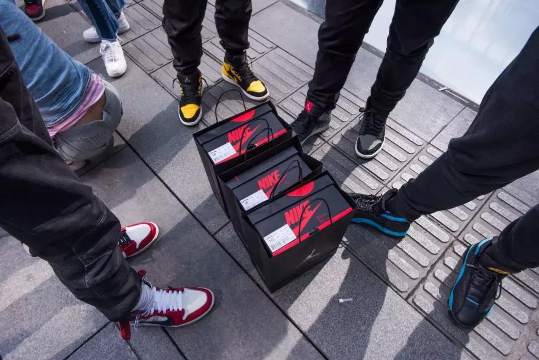 全民炒鞋潮：千元鞋子倒手价格涨5倍，鞋贩子雇人排队收鞋抬价