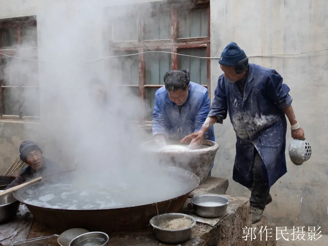 山东漏粉条的过程视频,漏瓢式粉条制作技术视频
