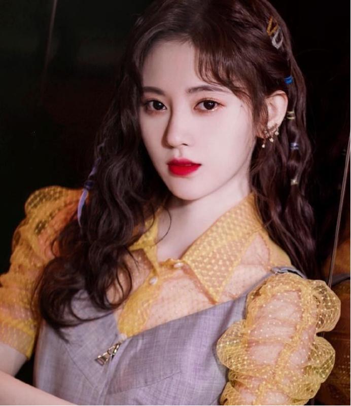 鞠婧祎荷叶边领泡泡袖短款上衣,有一种减龄叫鞠婧祎穿格子衣服