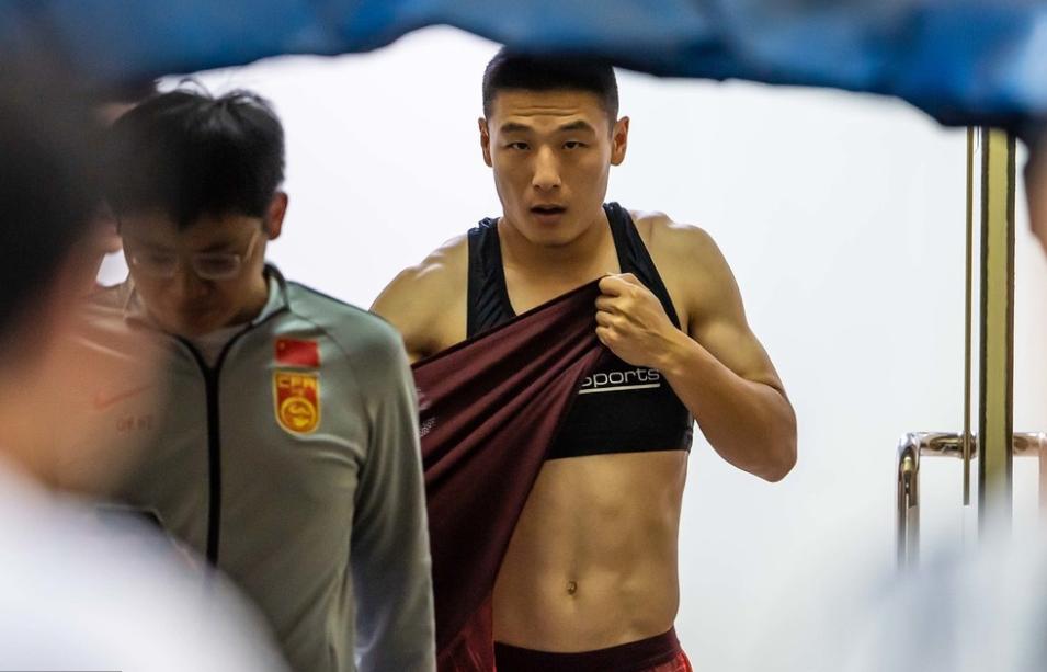 武磊脱球衣秀肌肉,武磊在国足的精彩表现