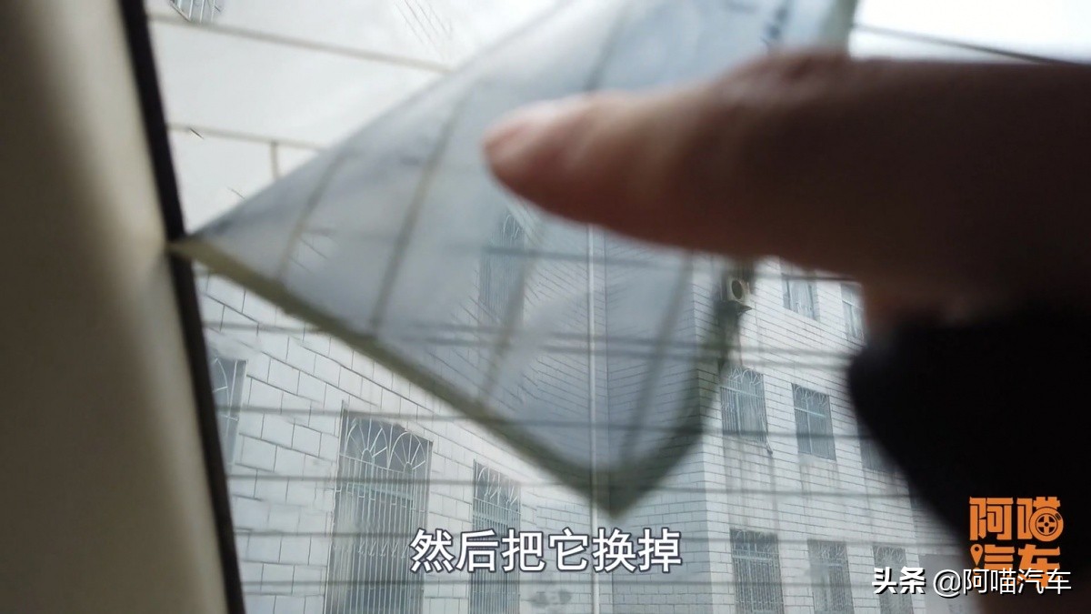 你知道买车送的贴膜有多坑吗？膜坏了只得换挡风玻璃，白送都别要