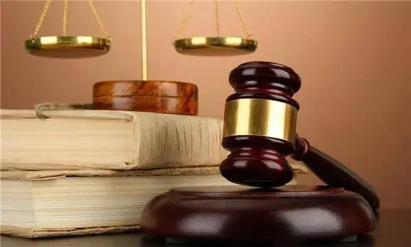 围殴他人导致轻伤应受到什么处罚,多人围殴一人还手伤人怎么判