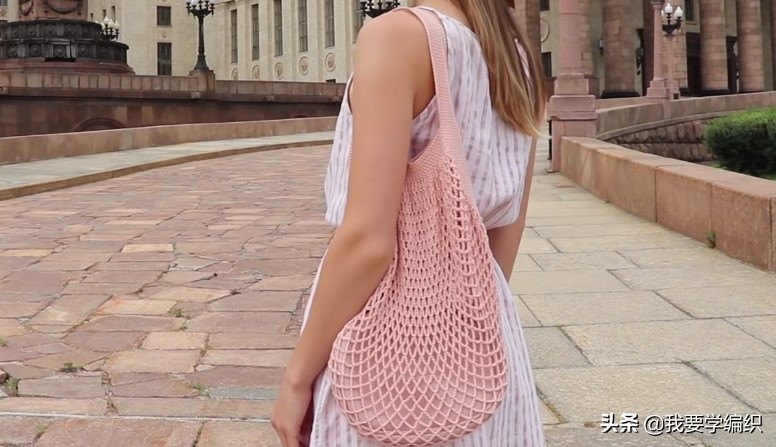 蝴蝶图案的塑料网格串珠包包教程,空心线塑料网格包包编织教程