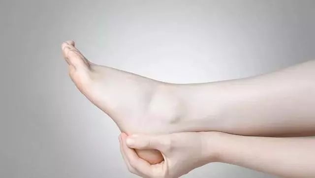 手脚干裂皮肤又厚又痒怎么办,冬天手脚干裂起皮怎么治疗