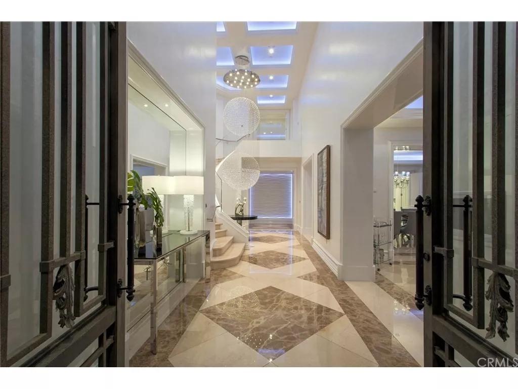 开车进故宫空姐被扒!溥仪都要买票,特朗普也须步行,你凭啥?