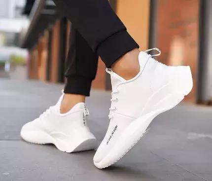 比较轻而且回弹和减震都不错的鞋,又软又帅又减震的鞋子推荐