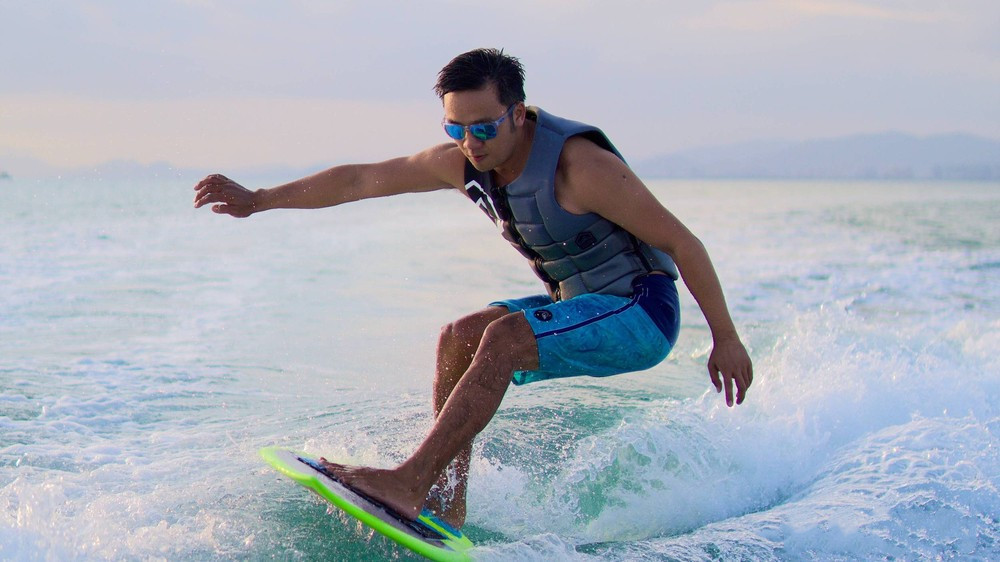 三亚尾波冲浪潜水俱乐部,畅玩三亚5日游游艇出海