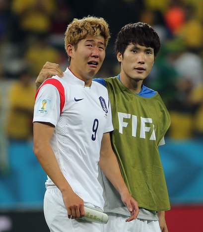 孙兴慜1V4造点球,亚洲杯孙兴慜1v4