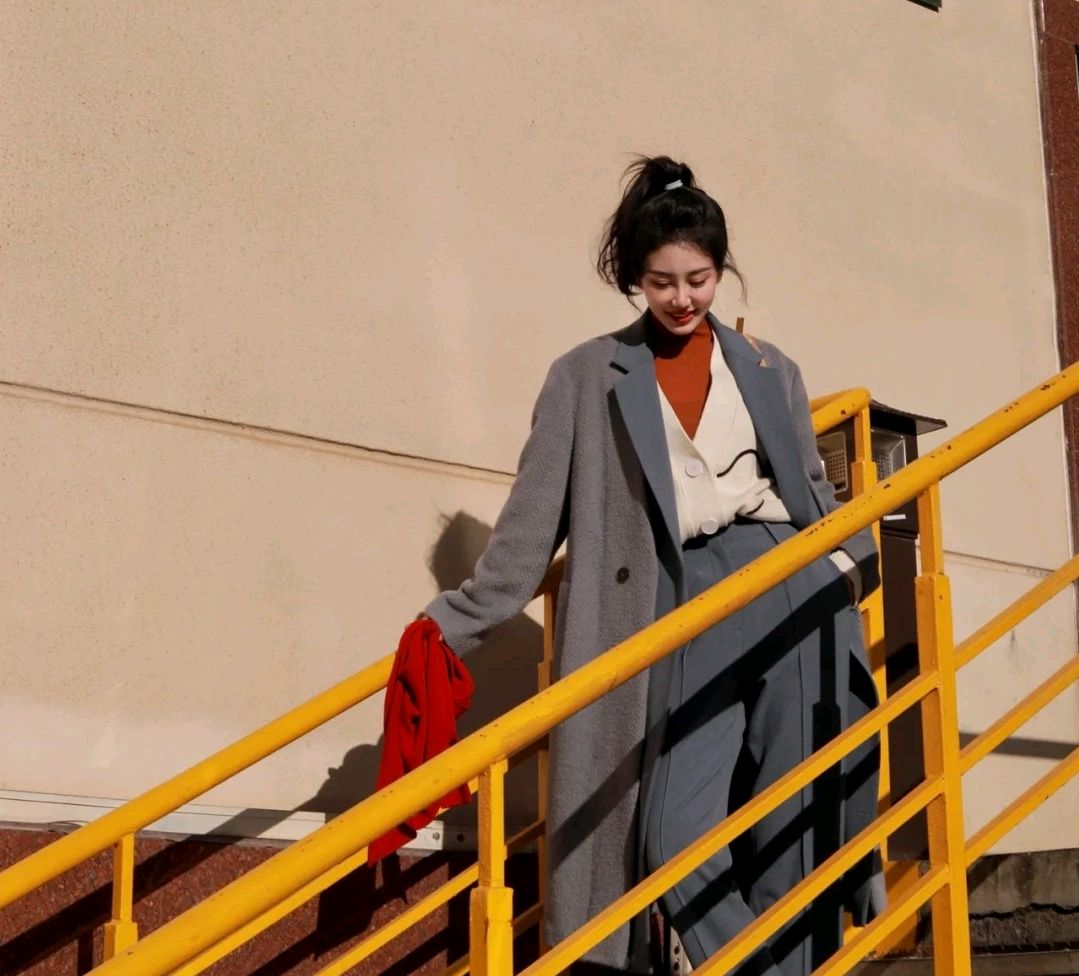 宽松毛衣叠穿搭配冬季,冬季黑色大衣和白色带帽毛衣穿搭