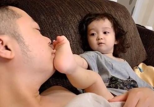 爸爸闻宝宝脚丫一脸嫌弃,爸爸闻宝宝小脚丫搞笑