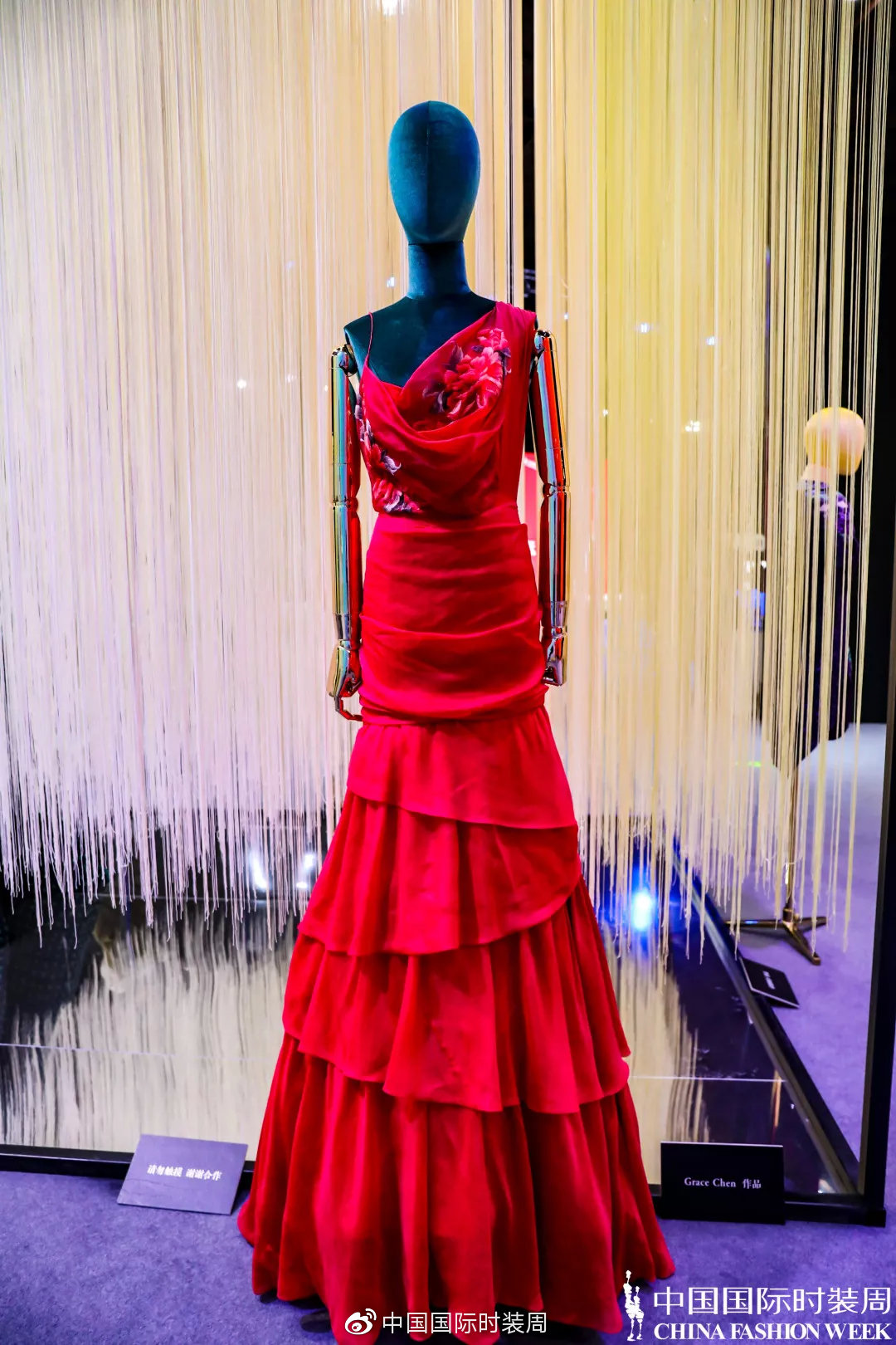 用丝线牵引时尚|“天锦地绣·华夏大美”刺绣艺术展精彩纷呈