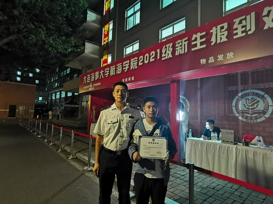 打破“寒门”!低保男孩考入211却没钱上学,暖心学校一张机票感动无数人!