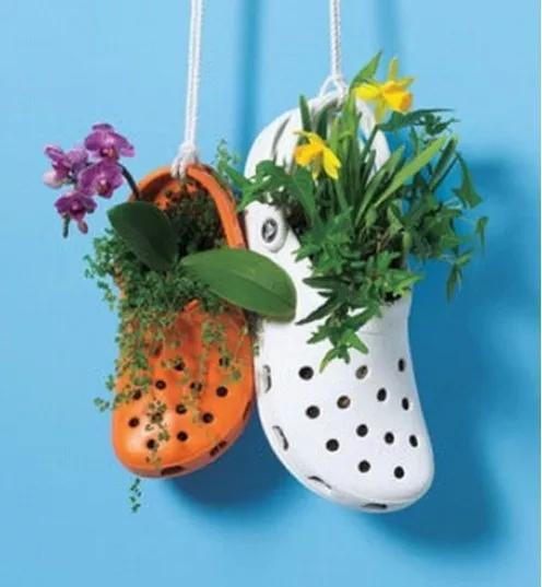 这些废品不要扔都是养花的宝贝,不要的洞洞鞋