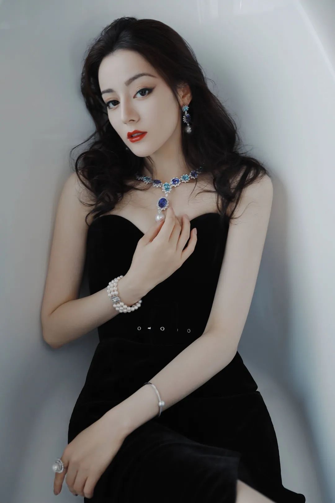 炸上热搜的她，说一句人间绝色不过分吧？