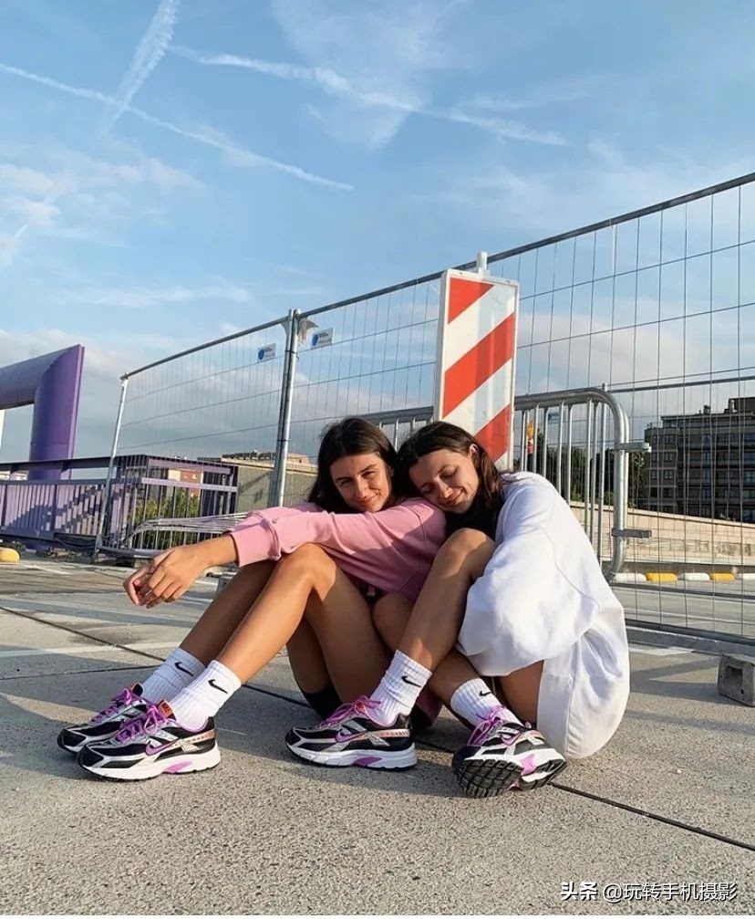 闺蜜拍照姿势创意二人,闺蜜雪地拍照姿势大全