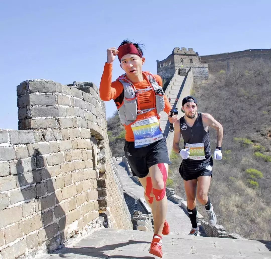 人物|踢着足球跑完首马！他说：做荒唐事才是正经事