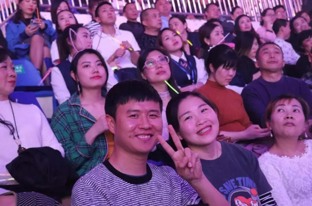 陈瑞庄心妍还有谁,庄心妍沈阳演唱会穿的红色西装