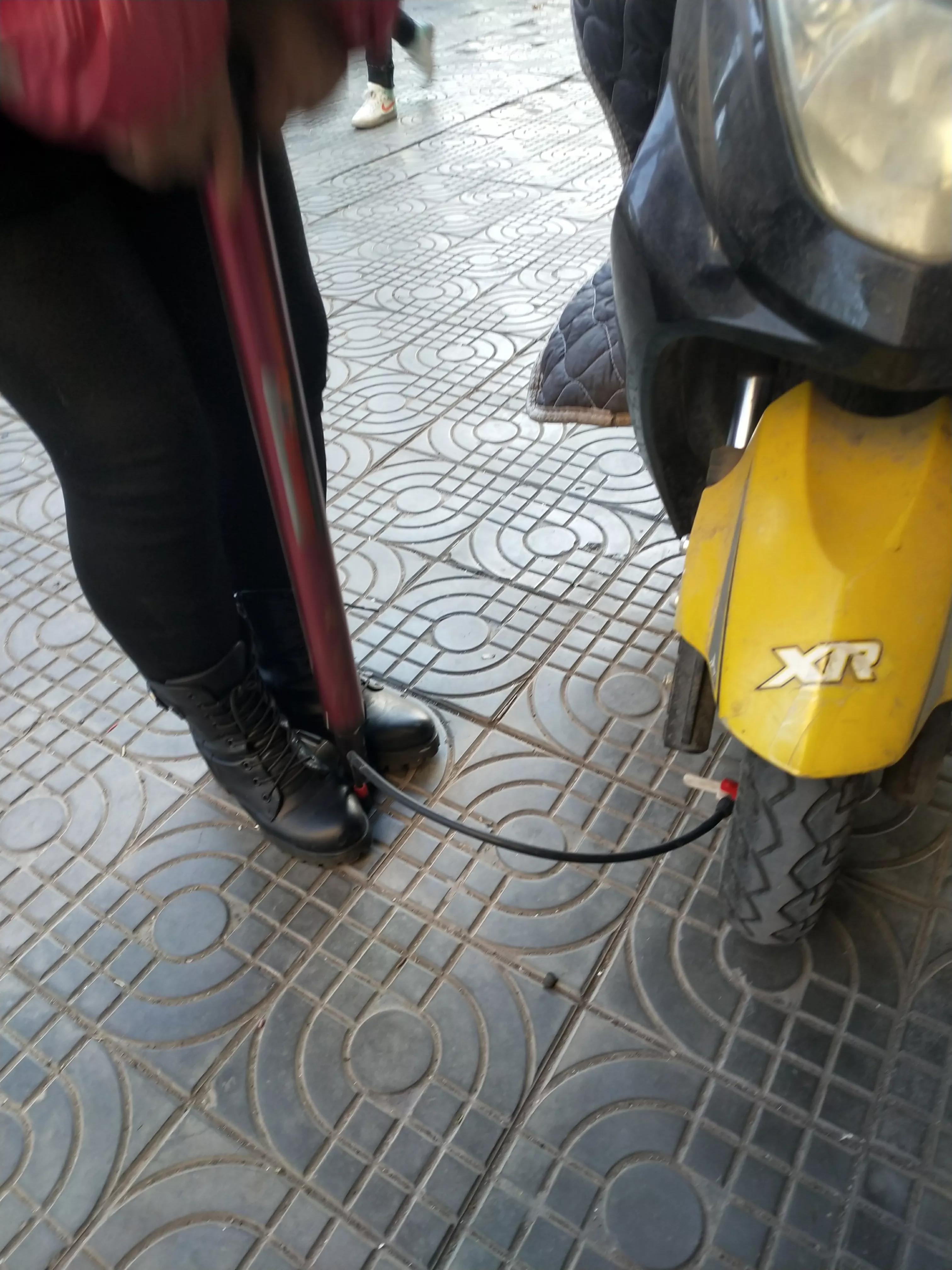 电动车骑在半路轮胎没气了怎么办？教你一个轻松应急办法骑去修补