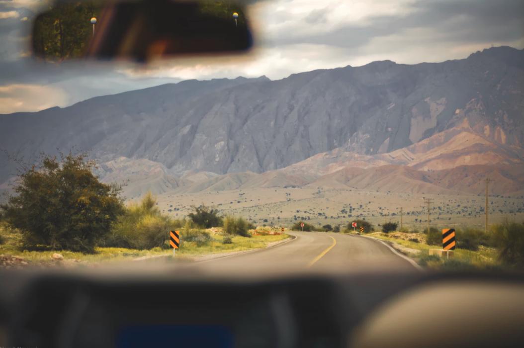 “天壤之别”的英文怎么说？是skyaway吗？