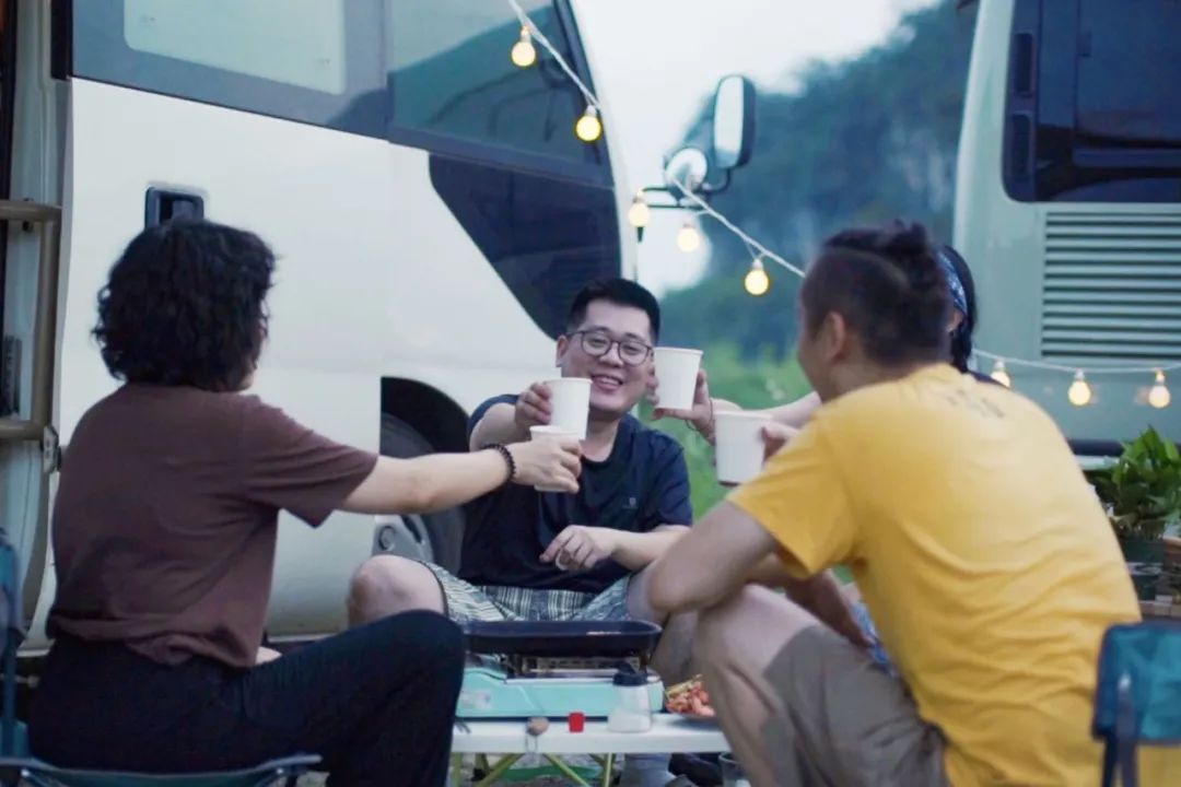 互联网大厂情侣辞职，爆改12㎡房车：不买房也可以很快乐