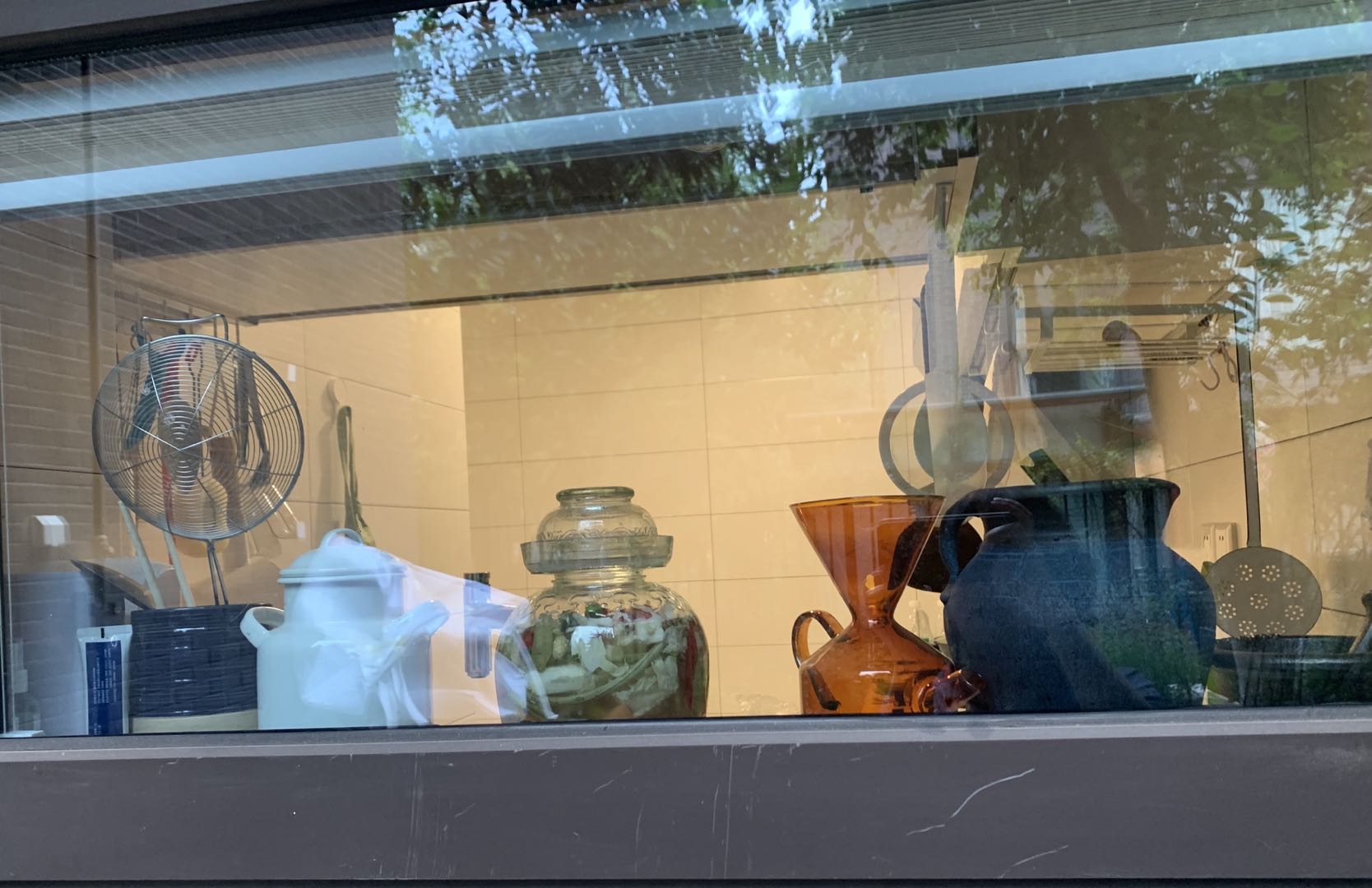 这对夫妇的家，用上海老洋房的地板铺浴缸，用石英砂做“茅厕”