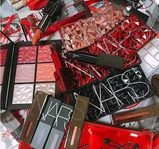 burberry圣诞限定彩盘,如果只买一个护肤品买什么