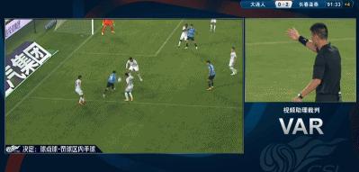 伟大的2-1！中超升班马爆发，裁判给点球引争议，板着脸解释