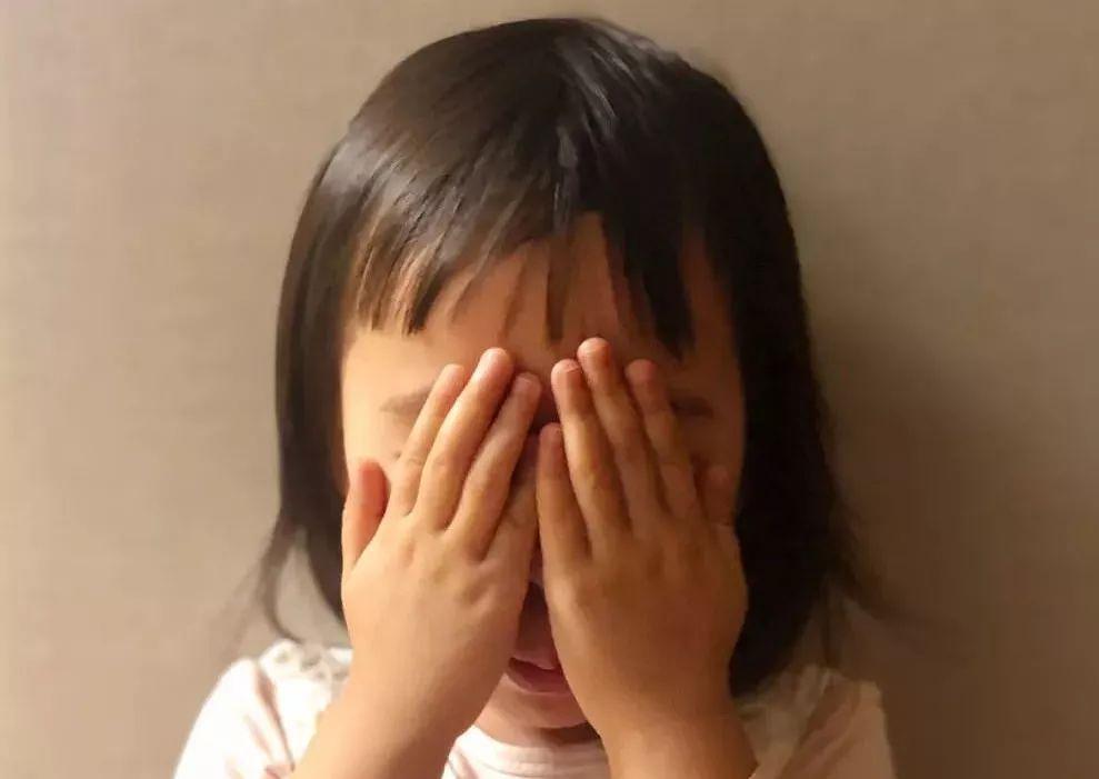 7岁女孩出现“性早熟”，真的是因为用塑料盒吃饭吗？教你做法