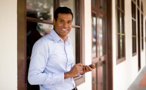 男人右腰痛警惕四种原因,男性腰痛要怎么治疗