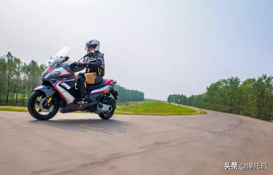 这是一辆让人爱恨交加的大踏板,阿普利亚SRMAX300综合测评-下