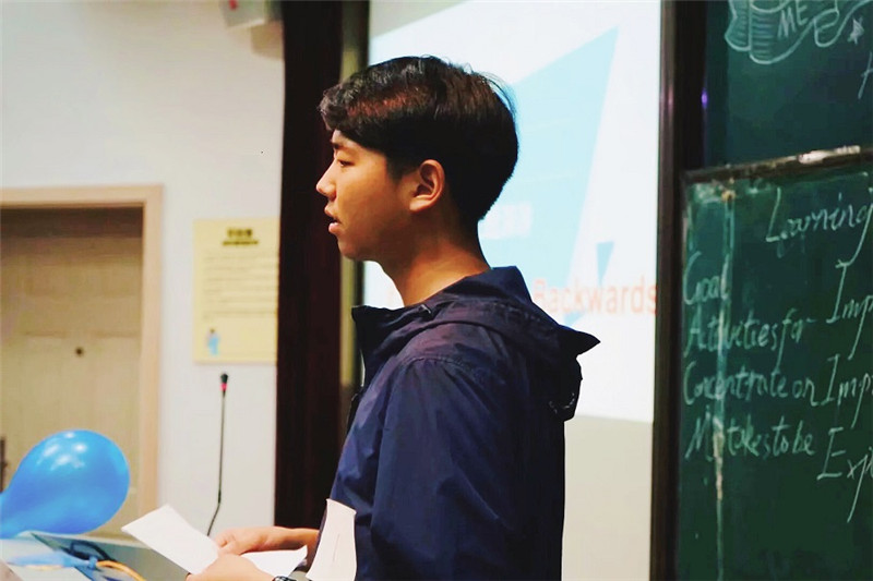 励志00后小伙为参军半年减重70斤,小伙为参军1年减重112斤