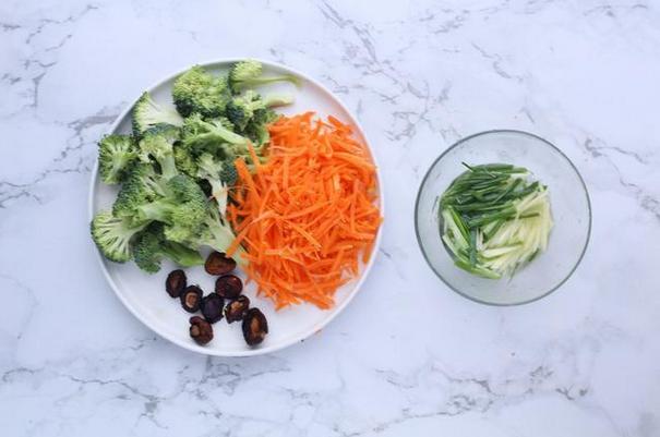 如何做无水无油的早餐饼,自己做低脂低卡的蔬菜饼