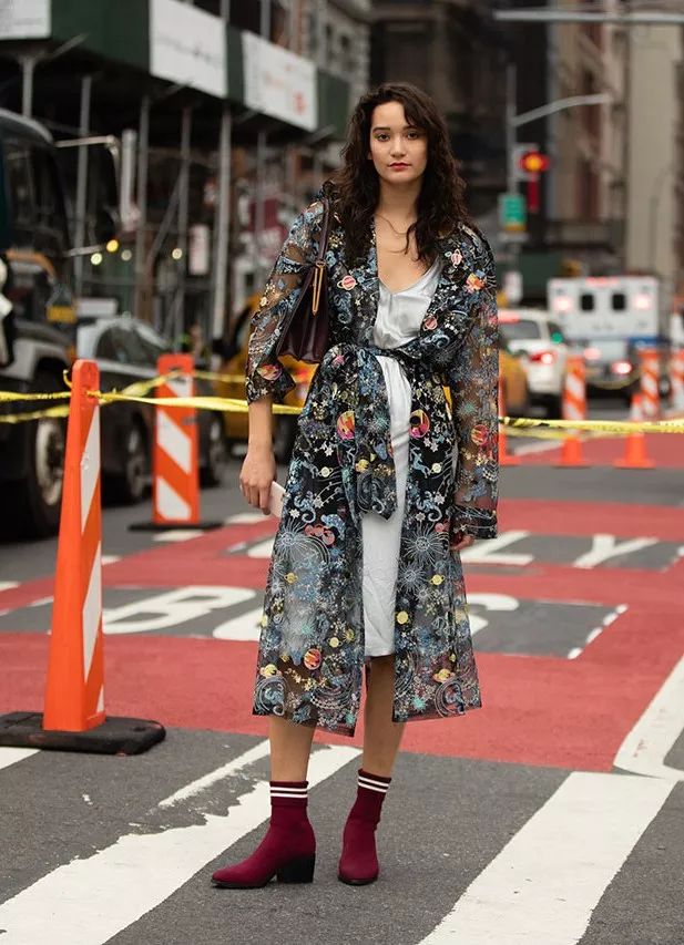 今年流行的袜子穿法长筒袜,袜靴洋气又高级