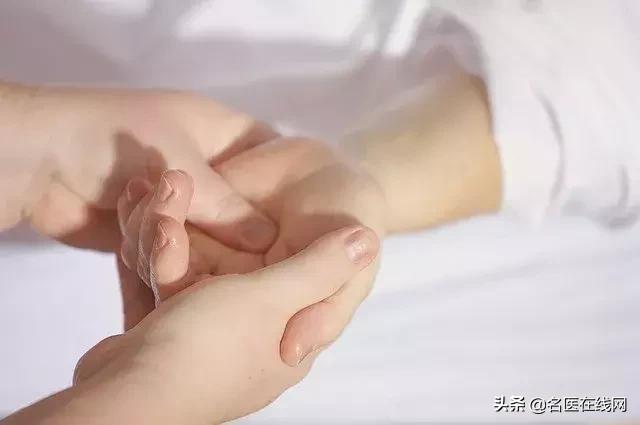 孩子手上白斑怎么回事,小孩手上有白斑怎么回事