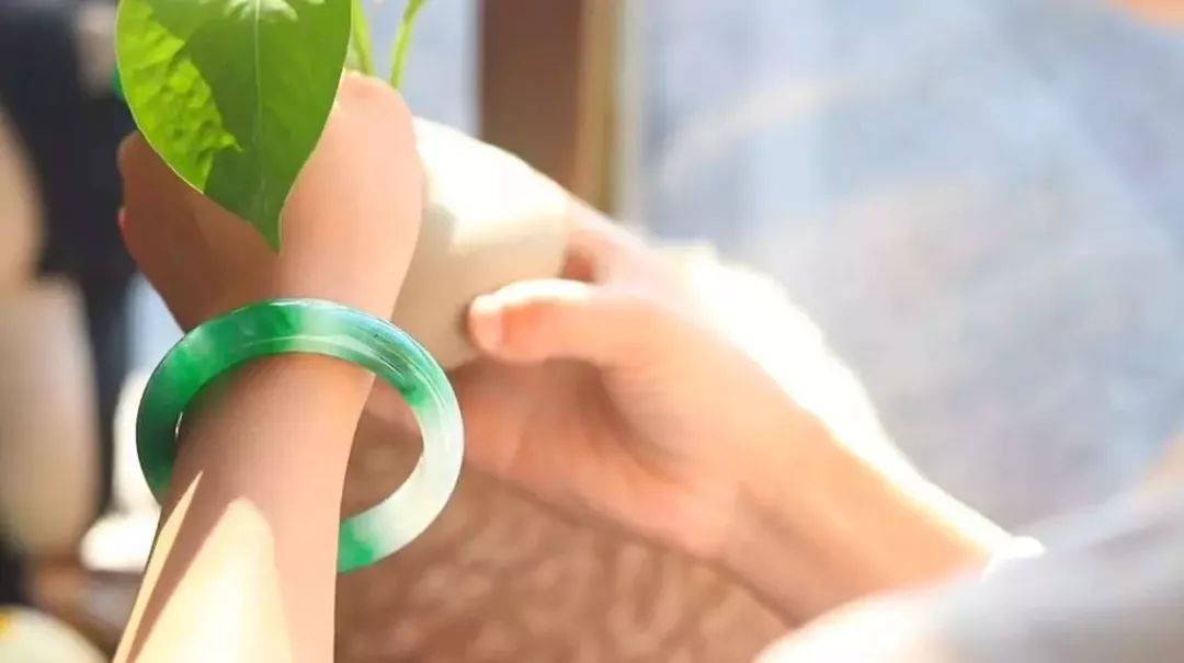 什么镯子值得久戴,年轻人适合一直戴着的镯子