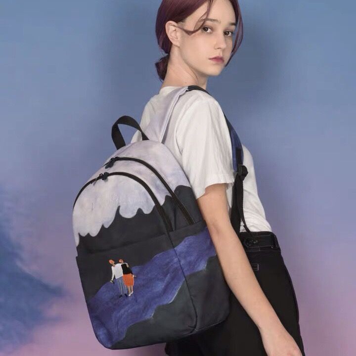 黑色抽绳双肩包出街百搭,双肩包出街推荐大学生小巧