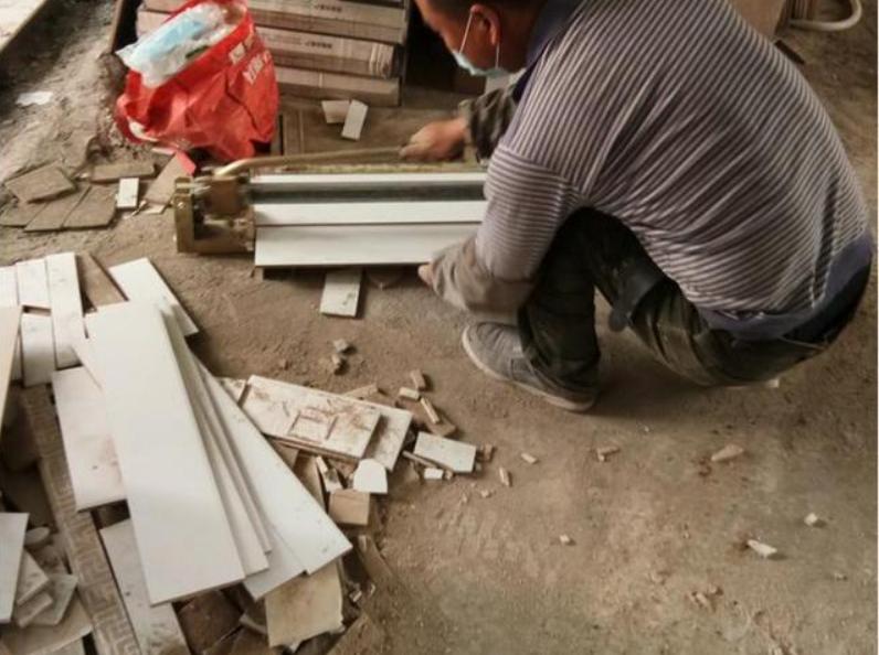 把地砖铺厚，师傅说好处很多，可当业主测量后，却说要换人