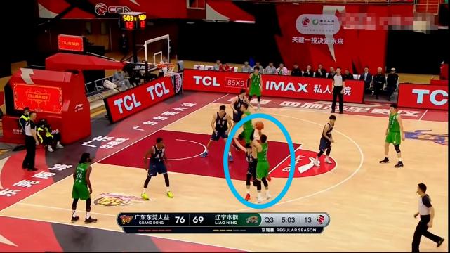 郭艾伦被裁判抱怨,赵睿对郭艾伦的抢断