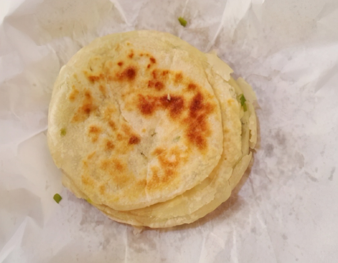 剩下的饺子皮怎么做成千层饼,用剩下的饺子皮做葱花饼