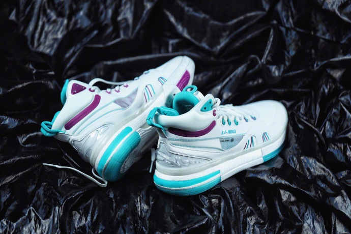 李宁第一双篮球鞋！937归来：中底䨻缓震，鞋面新科技，帅爆了