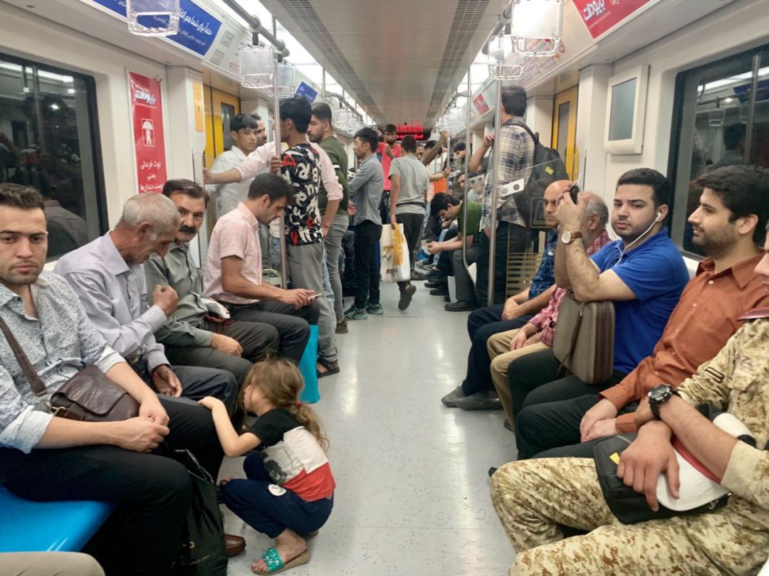 伊朗：黑纱下骚动的嬉皮青年