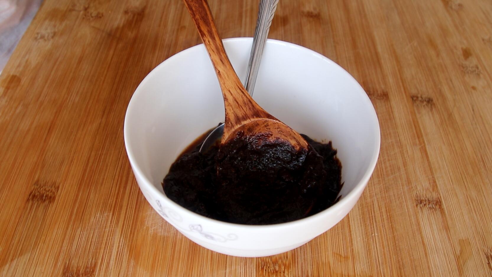 炸酱面只用甜面酱的做法,炸酱面用黄豆酱还是甜面酱好吃