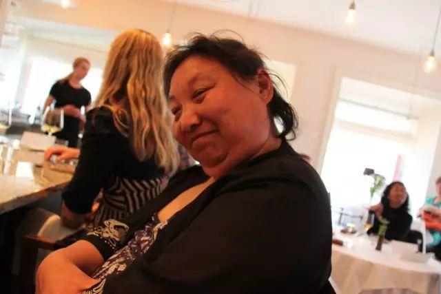 深夜除了晒烤串，还能晒太阳