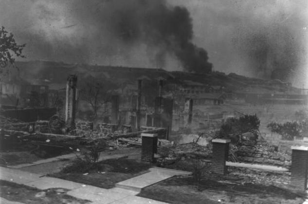 黑人天生自甘堕落？看看被美国白人摧毁的“黑人华尔街”吧